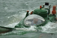 Nhà sáng chế Nguyễn Quốc Hòa điều khiển "tàu ngầm" Hoàng Sa. (Nguồn: Giang Chinh/VnExpress)