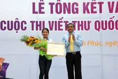 Thứ trưởng Bộ Thông tin và Truyền thông Nguyễn Minh Hồng trao giải Nhất cho Thu Trang tại vòng thi Quốc gia. (Ảnh: VNPost)