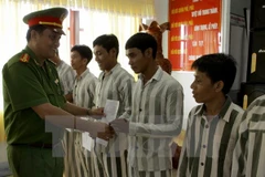 Trao Quyết định đặc xá cho các phạm nhân. (Ảnh minh họa: Duy Khương/TTXVN)