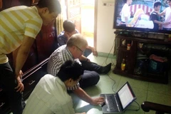 Chuyên gia Nielsen đào tạo lắp đặt thiết bị tại hộ gia đình tham gia vào dự án. (Nguồn: Cục PTTH và TTĐT)