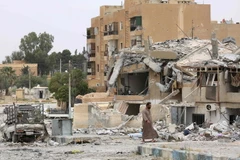 Cảnh đổ nát sau các cuộc giao tranh tại thị trấn Tabqa, cách thành phố Raqa 55km về phía tây ngày 18/5. (Nguồn: AFP/TTXVN)
