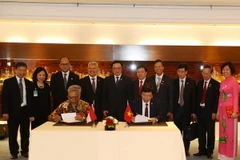 Lễ ký Biên bản hợp tác giữa Hội Hữu nghị Indonesia-Việt Nam và Hội Hữu nghị Việt Nam-Indonesia. (Ảnh: Trí Dũng/TTXVN)