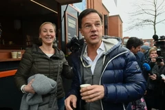 Thủ tướng Hà Lan Mark Rutte (phải) gặp gỡ cử tri trong cuộc vận động tranh cử tại Wormerveer ngày 25/2. (Nguồn: AFP/TTXVN)