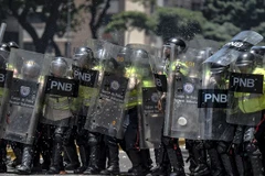 Cảnh sát Venezuela trong cuộc xung đột với người biểu tình ở Caracas ngày 4/4. (Nguồn: AFP/TTXVN)