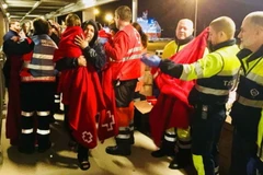 Sơ tán hành khách trên chiếc phà xảy ra hỏa hoạn. (Nguồn: Getty)