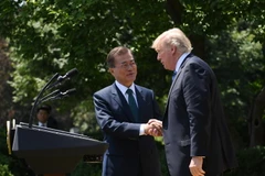 Tổng thống Mỹ Donald Trump (phải) và Tổng thống Hàn Quốc Moon Jae-in (trái) tại Nhà Trắng ngày 30/6. (Nguồn: THX/TTXVN)