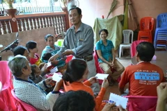 Thăm hỏi, động viên, tặng quà cho các hộ dân bị sạt lở tại xã Kompong Chomlong. (Ảnh: Danh Chanh Đa/TTXVN)