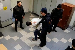 Một kẻ tình nghi liên quan đến vụ đánh bom nhằm vào hệ thống tàu điện ngầm ở St. Petersburg bị áp giải đến Tòa án Oktyabrsky, St. Petersburg ngày 7/4. (Nguồn: EPA/TTXVN)