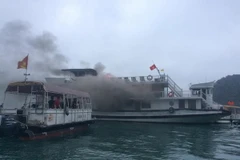 Hiện trường một vụ cháy tàu du lịch trên vịnh Hạ Long ngày 10/1. (Ảnh: Văn Đức/TTXVN)