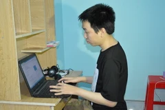 Cao Quốc Trung, học sinh khuyết tật duy nhất tại tỉnh Kon Tum được đặc cách tuyển thẳng vào khoa Công nghệ thông tin, Trường Đại học Công nghệ Sài Gòn. (Ảnh: Hồng Điệp/TTXVN)