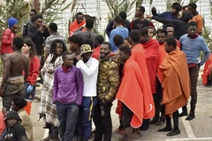 Người di cư tại khu vực hàng rào giữa Maroc và vùng lãnh thổ Ceuta của Tây Ban Nha ngày 9/12/2016. (Nguồn: AP/TTXVN)