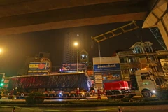 Lắp đặt toa tàu đầu tiên của tuyến đường sắt đô thị Cát Linh-Hà Đông. (Ảnh: Huy Hùng/TTXVN)