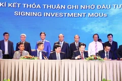 Thủ tướng Nguyễn Xuân Phúc chứng kiến Lễ ký ghi nhớ thỏa thuận đầu tư tại hội nghị. (Ảnh: Thống Nhất/TTXVN)