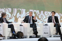 Ông Robert E.Moritz (giữa), Chủ tịch toàn cầu của Công ty Kiểm toán PricewaterhouseCoopers (PwC), một trong 4 công ty kiểm toán hàng đầu thế giới, phát biểu tại phiên họp. (Ảnh: TTXVN)