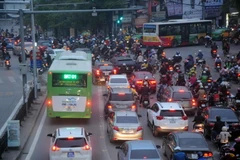 Các phương tiện tham gia giao thông lấn sang làn đường dành riêng cho xe buýt nhanh BRT 01 đoạn Giảng Võ-Láng Hạ. (Ảnh: Quang Quyết/TTXVN)