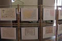 Trưng bày các tư liệu, bản đồ chứng minh chủ quyền của Việt Nam đối với hai quần đảo Hoàng Sa và Trường Sa tại Hungary. (Ảnh : Trần Quang Vinh/TTXVN)