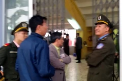 Nhân viên an ninh từ chối phóng viên vào tác nghiệp. (Ảnh: Văn Đức/Vietnam+)