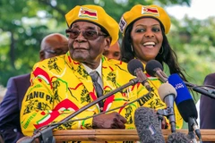 Tổng thống Zimbabwe Robert Mugabe và vợ, bà Grace Mugabe. (Nguồn: AFP/TTXVN) 