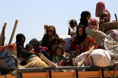 Dân thường Syria chạy khỏi các khu vực IS chiếm đóng tại Raqqa ngày 8/6. (Nguồn: EPA/TTXVN)