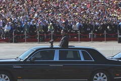 Chủ tịch Trung Quốc Tập Cận Bình duyệt các lực lượng quân đội tham gia lễ duyệt binh kỷ niệm ở thủ đô Bắc Kinh ngày 3/9. (Nguồn: AFP/TTXVN)