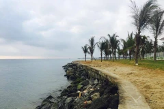 Bờ biển Hội An phải kè đá để làm chậm quá trình biển xâm thực. (Nguồn: Vietnam+)