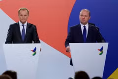 Chủ tịch Hội đồng châu Âu Donald Tusk (trái) và Thủ tướng Malta Joseph Muscat. (Nguồn: THX/TTXVN)