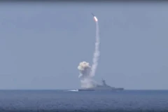 Tên lửa hành trình Kalibr rời khỏi bệ phóng. (Nguồn: EPA/TTXVN)