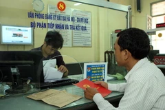 Người dân đến làm thủ tục tại Văn phòng đăng ký đất đai huyện Mỹ Đức, Hà Nội. (Ảnh: Tuấn Anh/TTXVN)