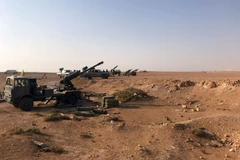 Các đơn vị pháo binh tại làng Suwayiah, gần thành phố Albu Kamal của Syria ngày 10/11. (Nguồn: AFP/TTXVN)