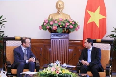 Thứ trưởng Bộ Ngoại giao Bùi Thanh Sơn và ông Rudy Huygelen, Chánh Văn phòng Phó Thủ tướng, Bộ trưởng Ngoại giao và các vấn đề châu Âu Vương quốc Bỉ. (Ảnh TTXVN)