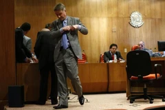 Tỷ phú Brazil Eike Batista rời phiên tòa ở Rio de Janeiro ngày 18/11/2014. (Nguồn: Reuters)