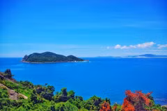 Bãi tắm xanh trong vịnh Cam Ranh. (Nguồn: Frank Hoang)