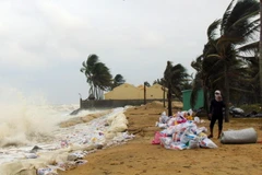 Bãi biển Cửa Đại bị sạt lở. (Ảnh: Đỗ Trưởng/TTXVN)