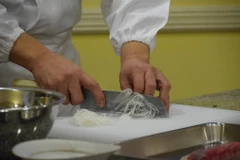 Củ cải được thái chỉ mỏng đẹp và đều như máy cắt