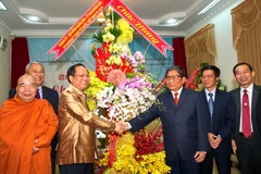 Ông Tất Thành Cang chúc mừng Tổng lãnh sự Lào Somxay Sanam-oune nhân dịp Tết cổ truyền Bun Pi May của Lào. Ảnh minh họa. (Nguồn: Phương Vy/TTXVN)