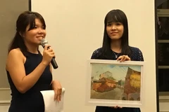 Ban Tổ chức bán đấu giá tranh để gây quỹ. (Ảnh: Xuân Vịnh/Vietnam+)