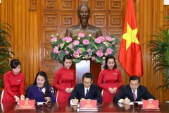 Phó Thủ tướng Vũ Đức Đam (giữa), Chủ tịch Hội Liên hiệp Phụ nữ Việt Nam Nguyễn Thị Thu Hà và Chủ tịch Hội Nông dân Việt Nam Lại Xuân Môn ký kết chương trình phối hợp. (Ảnh: Thống Nhất/TTXVN)