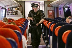 Cảnh sát đặc nhiệm Anh tuần tra trên chuyến tàu tới nhà ga Euston ở London ngày 29/5. (Nguồn: AFP/TTXVN)