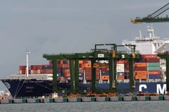 Tàu chở hàng neo tại cảng ở Singapore. (Nguồn: AFP/TTXVN)