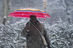 Tuyết rơi dày đặc tại thành phố New York, Mỹ. (Nguồn: AFP/TTXVN)