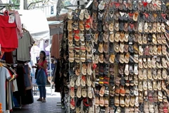 Các cửa hàng thời trang trên một đường phố ở Bangkok. (Nguồn: EPA/TTXVN)