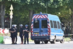 Cảnh sát tuần tra gần đại lộ Champs-Elysees ở Paris sau vụ xe ô tô lao vào xe cảnh sát ngày 19/6. (Nguồn: THX/TTXVN)