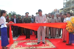 Cắt băng khánh thành công trình. (Nguồn: nhandan.com.vn)