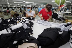 Công nhân Công ty Cổ phần PT Daehan Global may hàng xuất khẩu xuất sang thị trường Mỹ. (Ảnh: Trần Việt/TTXVN)