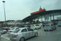 Phương tiện xếp hàng dài trả phí đường bộ tại trạm Pháp Vân. (Ảnh: Việt Hùng/Vietnam+)