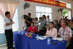 Ông Trần Phong, Cục trưởng Cục môi trường miền Nam, công bố thông tin ban đầu tại buổi đối thoại với các hộ dân sống cạnh Nhà máy Giấy Lee&Man Việt Nam. (Ảnh: Duy Khương/TTXVN)