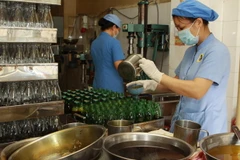 Sắc thuốc cho bệnh nhân tai biến tại Viện Y Dược học dân tộc Thành phố Hồ Chí Minh. (Ảnh: Phương Vy/TTXVN)