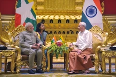 Tổng thống Myanmar Htin Kyaw (phải) và Thủ tướng Ấn Độ Narendra Modi (trái) tại cuộc gặp ở Naypyidaw ngày 5/9. (Nguồn: AFP/TTXVN)