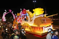 Diễu hành xe hoa trên các tuyến phố trung tâm của Đà Nẵng. (Ảnh: Trần Lê Lâm/TTXVN)