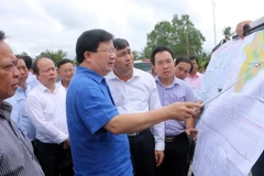 Phó Thủ tướng Trịnh Đình Dũng kiểm tra khảo sát khu vực vị trí xây dựng cầu Đại Ngãi bắc qua sông Hậu. (Ảnh: Trung Hiếu/TTXVN)